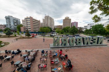 Yenidoğan Anıtı (NEWBORN) ve şehir merkezindeki binalar, Priştine şehir merkezi, Priştine, Prishtin, Kosova, Sırbistan Cumhuriyeti
