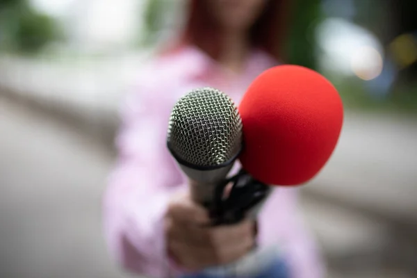 Jornalista Profissional Ação Segurando Microfones Gravando Notas — Fotografia de Stock