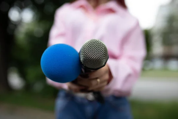 Journalistin Bei Pressekonferenz Schreibt Notizen Hält Mikrofon — Stockfoto