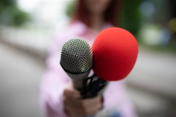 Giornalista Professionista Femminile Azione Con Microfoni Mano Note Registrazione — Foto Stock