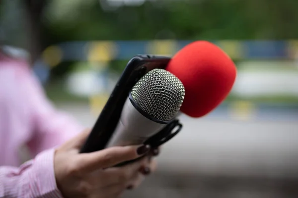 Jornalista Profissional Evento Segurando Microfones Gravando Notas Smartphone Dictaphone — Fotografia de Stock
