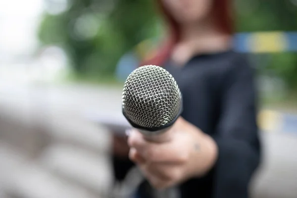 Vrouwelijke Journaliste Nieuwsconferentie Notities Schrijven Microfoon Vasthouden — Stockfoto