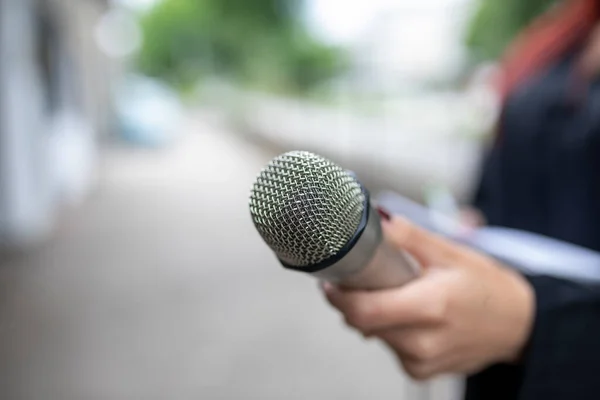 Vrouwelijke Journaliste Nieuwsconferentie Notities Schrijven Microfoon Vasthouden — Stockfoto