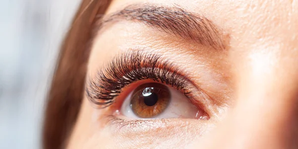 Schöne Junge Frau Bei Der Behandlung Von Wimpernverlängerung Wimpern Augen — Stockfoto