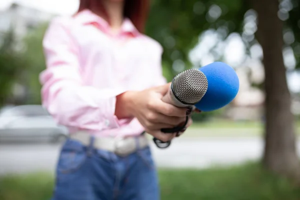 Ist Ihre Geschichte Journalistin Schreibt Notizen Hält Mikrofon Der Hand — Stockfoto