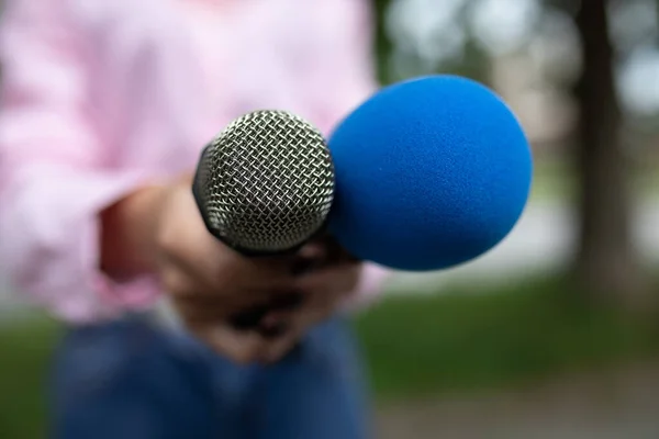 Vrouwelijke Journaliste Nieuwsconferentie Notities Schrijven Microfoon Vasthouden — Stockfoto