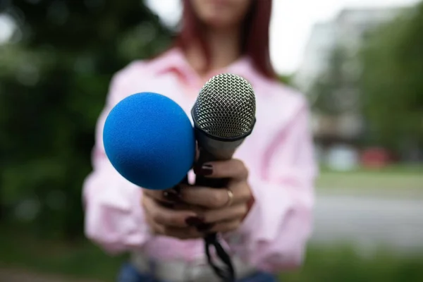 Top Story Female Journalist News Conference Writing Notes Holding Microphone — Stock Photo, Image
