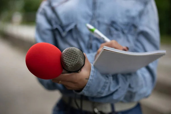 Vrouwelijke Journaliste Nieuwsconferentie Notities Schrijven Microfoon Vasthouden — Stockfoto