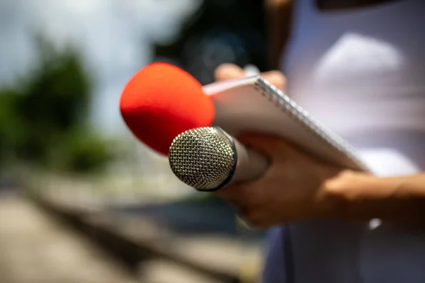 Nachrichtensprecherin Oder Fernsehjournalistin Bei Der Pressekonferenz Hält Mikrofon Der Hand — Stockfoto