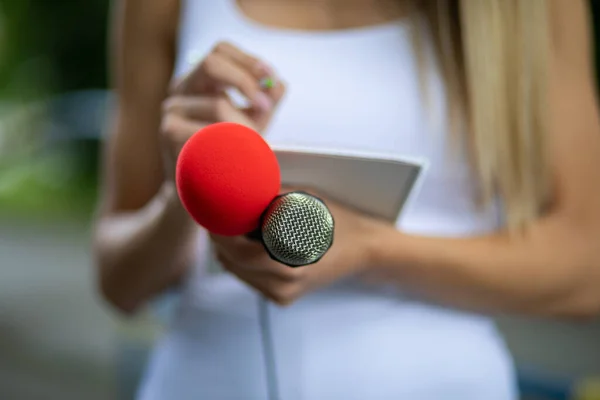 Vrouwelijke Nieuwsverslaggever Journalist Persconferentie Met Microfoon Aantekeningen — Stockfoto