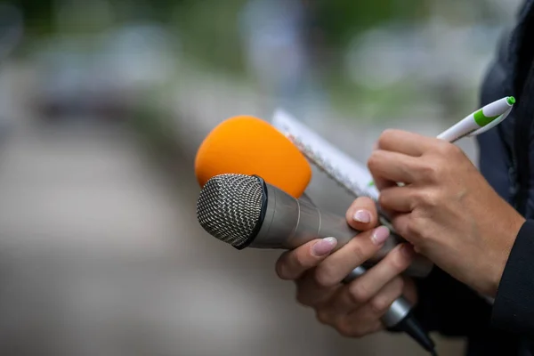 Vrouwelijke Nieuwsverslaggever Journalist Persconferentie Met Microfoon Aantekeningen — Stockfoto