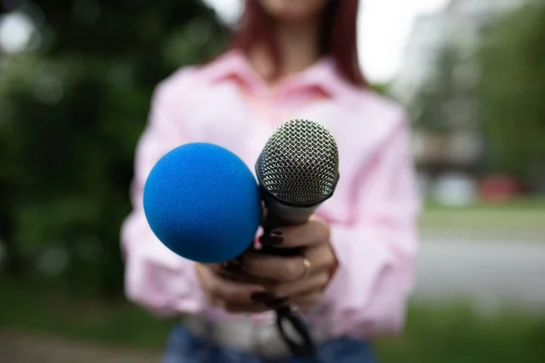 Top Story Vrouwelijke Journaliste Nieuwsconferentie Notities Schrijven Microfoon Vasthouden — Stockfoto