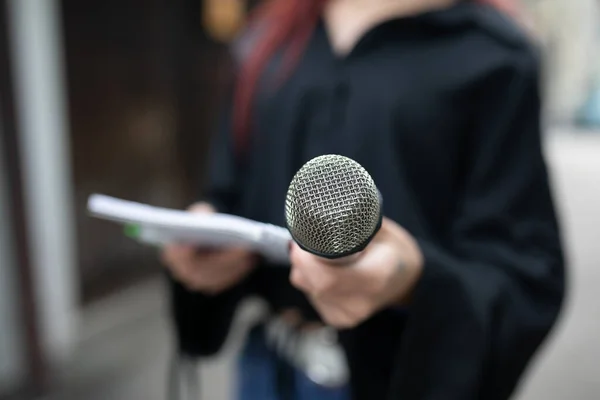 Vrouwelijke Journaliste Nieuwsconferentie Notities Schrijven Microfoon Vasthouden — Stockfoto