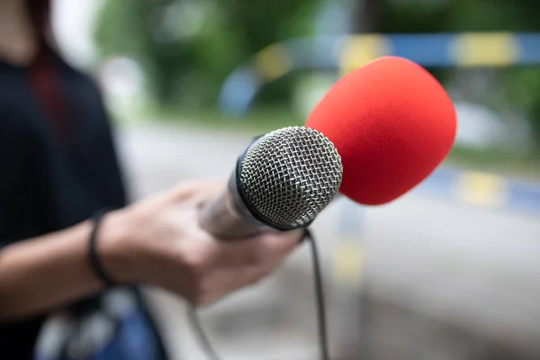 Journalistin Bei Pressekonferenz Schreibt Notizen Hält Mikrofon — Stockfoto