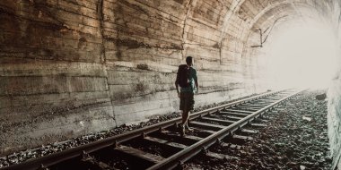 Darknes 'ten çıkış - İnsan figürü siluet tünelin sonundaki gölgede yürüyor