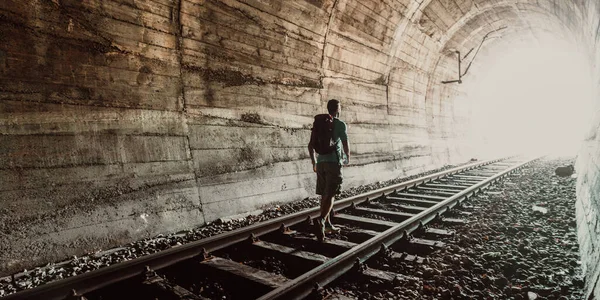Saída Darknes Silhueta Figura Homem Andando Escuridão Lingh Final Túnel — Fotografia de Stock