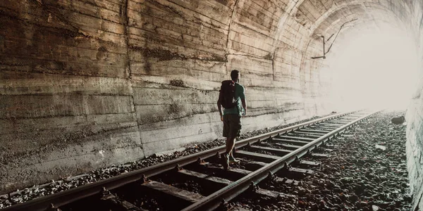 Uscita Darknes Figura Dell Uomo Silhouete Camminare Dal Buio Sul — Foto Stock