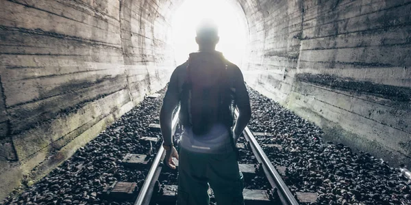 Sortie Darknes Silhouette Homme Sur Lumière Fin Tunnel Photo Stock — Photo