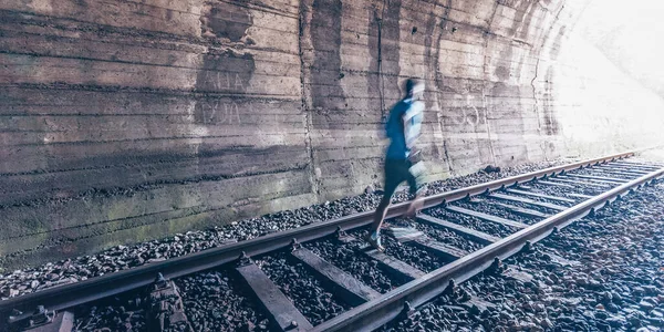Darknes Ten Çıkış Nsan Figürü Siluet Tünelin Sonundaki Gölgede Yürüyor — Stok fotoğraf