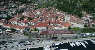 Kotor, Karadağ. Karadağ 'daki ünlü seyahat beldesi, Boka Kotorska körfezi, Adriyatik denizi