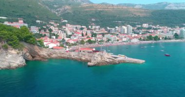 Karadağ 'ın Budva kenti yakınlarındaki Petrovac. Adriyatik Denizi 'nde ünlü aile seyahatleri