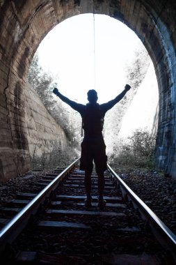 Darknes 'ten Çıkış - Tünel stoğunun sonundaki ışıkta insan figürü silueti