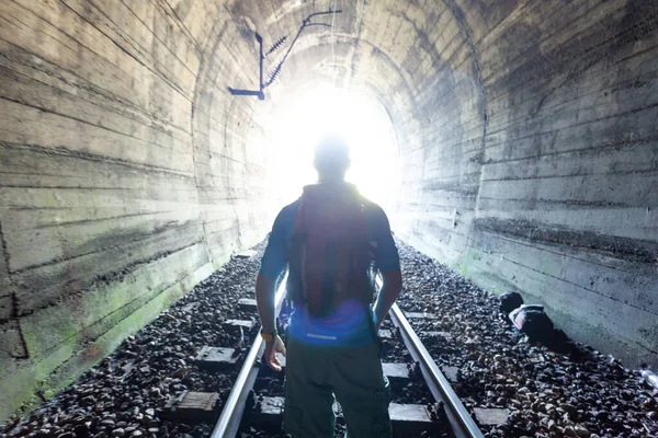 Salida Darknes Silueta Figura Del Hombre Luz Final Del Túnel — Foto de Stock