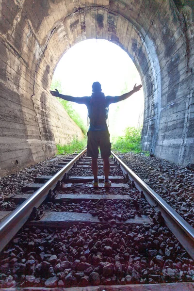 Salida Darknes Silueta Figura Del Hombre Luz Final Del Túnel — Foto de Stock