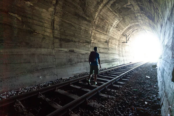 Saída Darknes Silhueta Figura Homem Luz Final Túnel Foto Stock — Fotografia de Stock