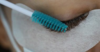 Kirpik uzatma prosedürü kontrol ediliyor