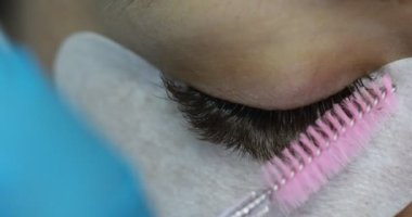 Kirpik uzatma prosedürü kontrol ediliyor