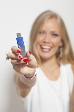 Elinde Usb Memory Stick ile gülümseyen kadın