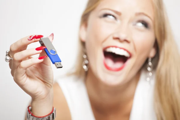 Mulher sorridente com memória USB nas mãos — Fotografia de Stock