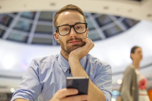 Young zakenman zitplaatsen op tafel in restoran en gebruik mobiele de — Stockfoto