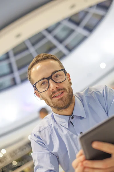 Young zakenman zitplaatsen op tafel in restoran en gebruik mobiele de — Stockfoto