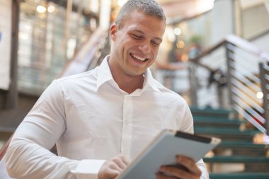 Tablet bilgisayar modern iş binada adamla
