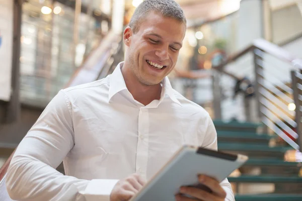 Mann mit Tablet-Computer in modernem Geschäftshaus — Stockfoto