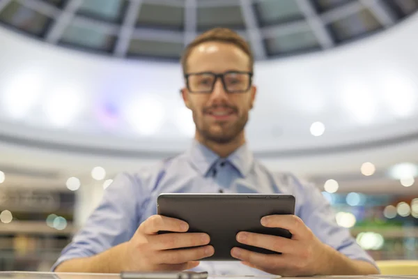 Young zakenman zitplaatsen op tafel in restoran en gebruik mobiele de — Stockfoto