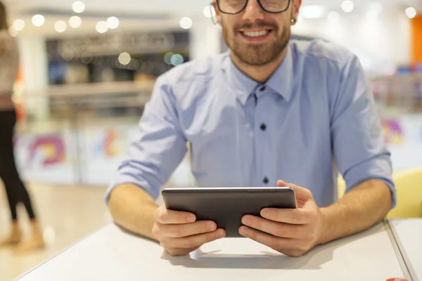 Young zakenman zitplaatsen op tafel in restoran en gebruik mobiele de — Stockfoto