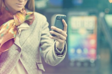 kadının el cep telefonu ile
