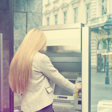kadın kullanım banka atm