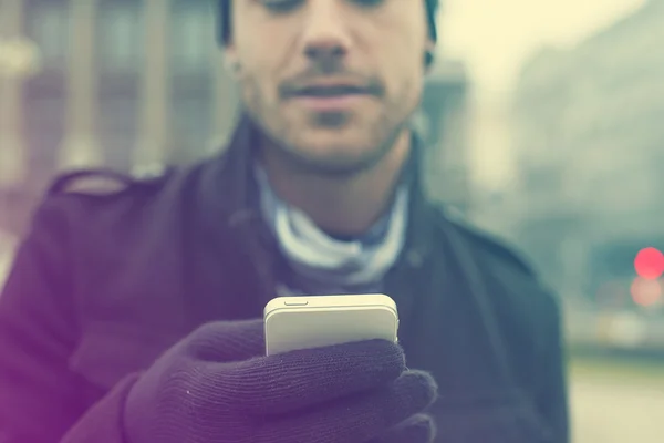 Homem com telefone celular nas mãos — Fotografia de Stock