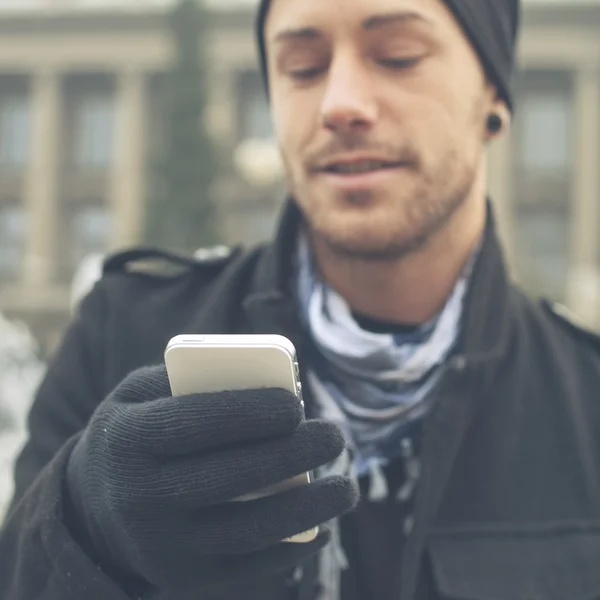 Elinde cep telefonu olan bir adam. — Stok fotoğraf