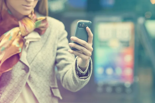 Mão das mulheres com telefone celular — Fotografia de Stock