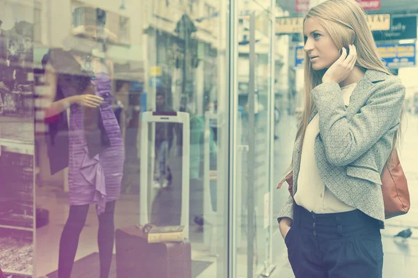 Woman looking at window in shoping street — Stock Photo, Image