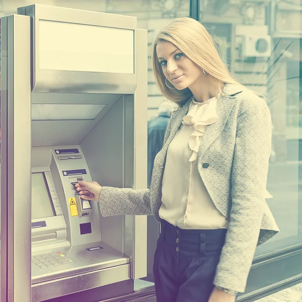 Młoda kobieta wykorzystanie banku atm — Zdjęcie stockowe