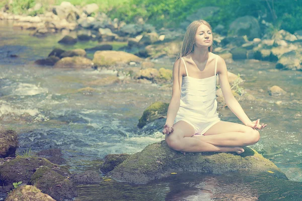 Mujer hermosa yoga activo en el río en la naturaleza —  Fotos de Stock