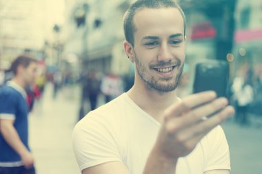 cep telefonu yürüme ile genç adam