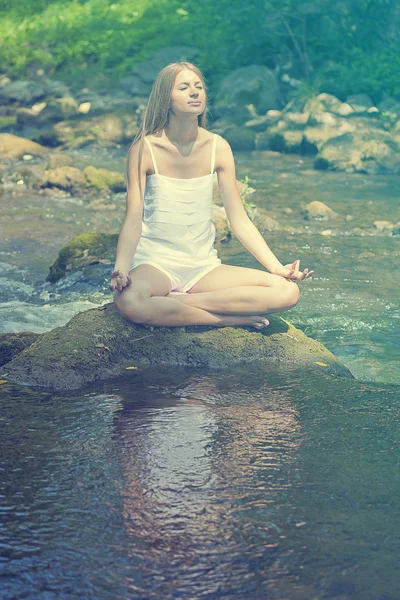 Mooie vrouw practive yoga op rivier in de natuur — Stockfoto