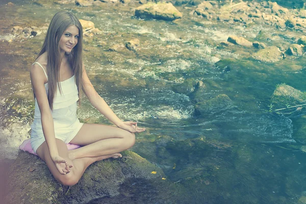 Mujer hermosa yoga activo en el río en la naturaleza —  Fotos de Stock